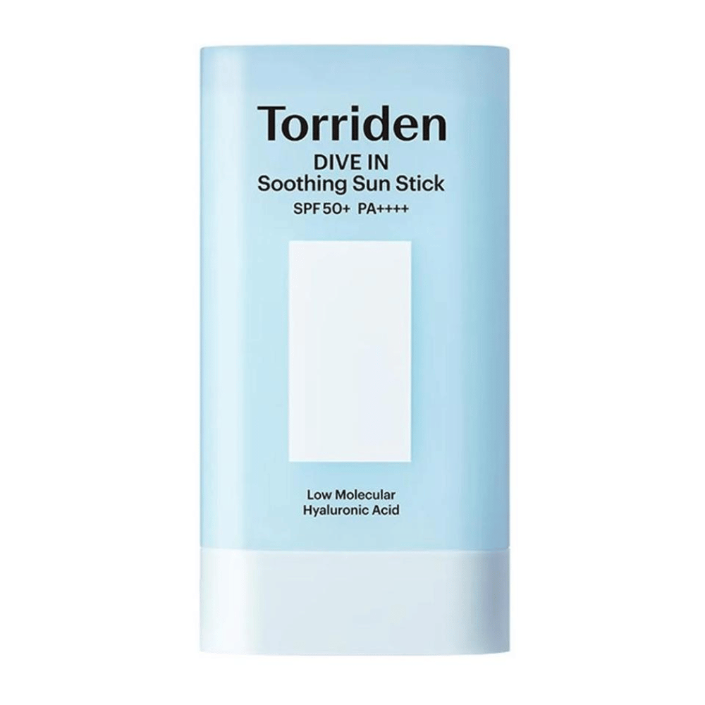 Torriden DIVE IN Soothing Sun Stick SPF50+ PA++++ med låg molekylvikt hyaluronsyra i ljusblå förpackning mot neutral bakgrund.
