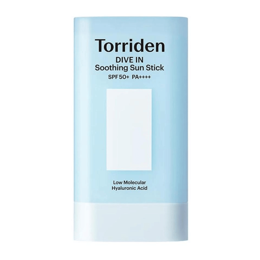 Torriden DIVE IN Soothing Sun Stick SPF50+ PA++++ med låg molekylvikt hyaluronsyra i ljusblå förpackning mot neutral bakgrund.