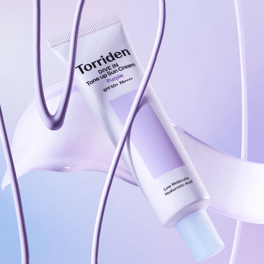 Torriden DIVE IN Tone Up Sun Cream Purple SPF50+ PA++++ presenterad i kreativ produktmiljö med lila detaljer som lyfter fram den återfuktande formulan.