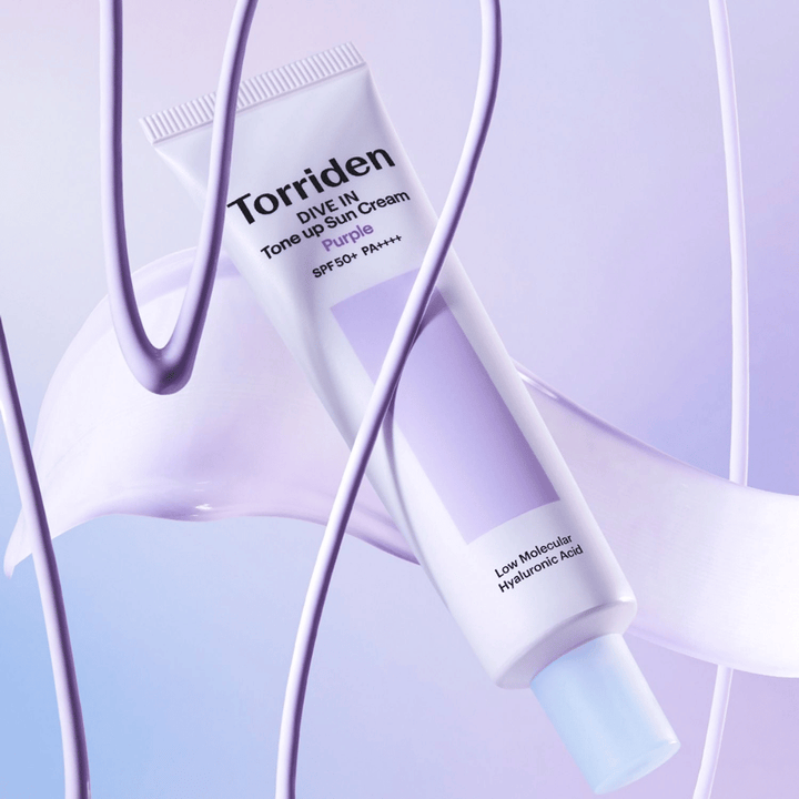 Torriden DIVE IN Tone Up Sun Cream Purple SPF50+ PA++++ presenterad i kreativ produktmiljö med lila detaljer som lyfter fram den återfuktande formulan.
