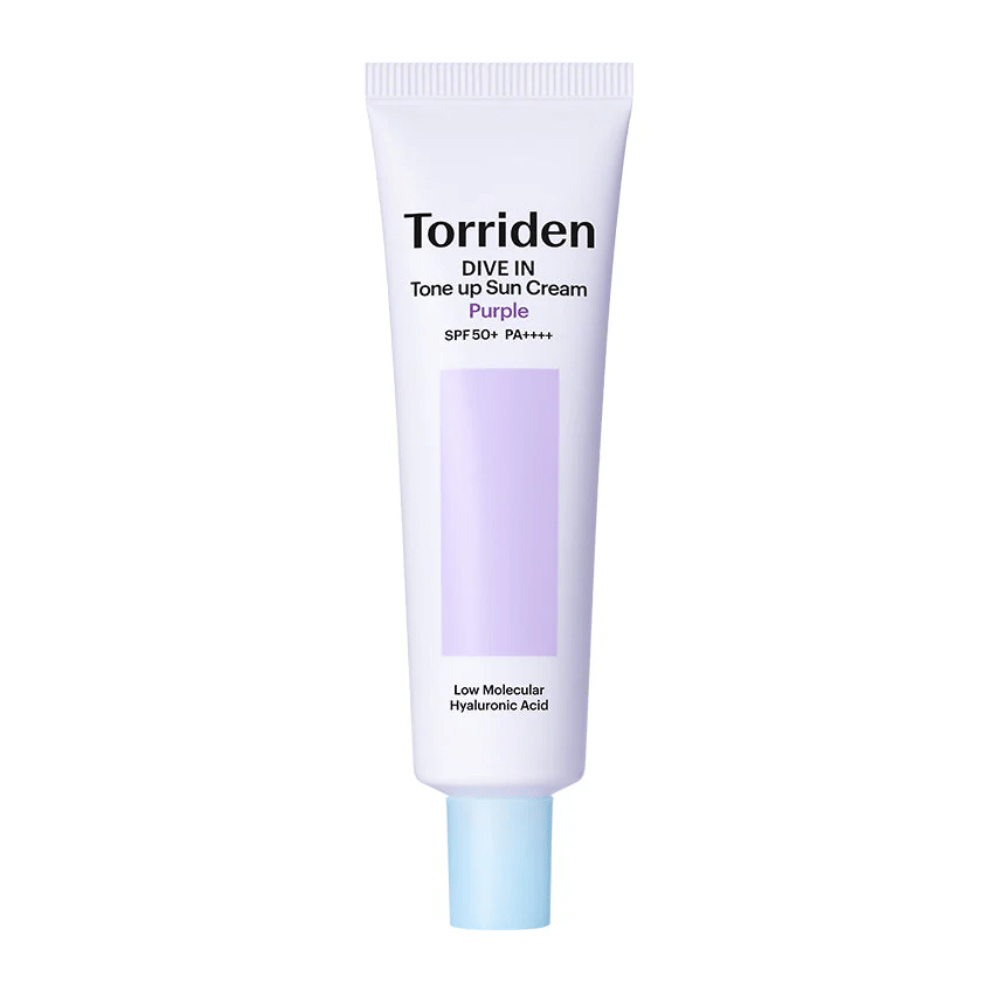 Torriden DIVE IN Tone Up Sun Cream Purple SPF50+ PA++++ i vit och lila tub med låg molekylvikt hyaluronsyra mot neutral bakgrund.