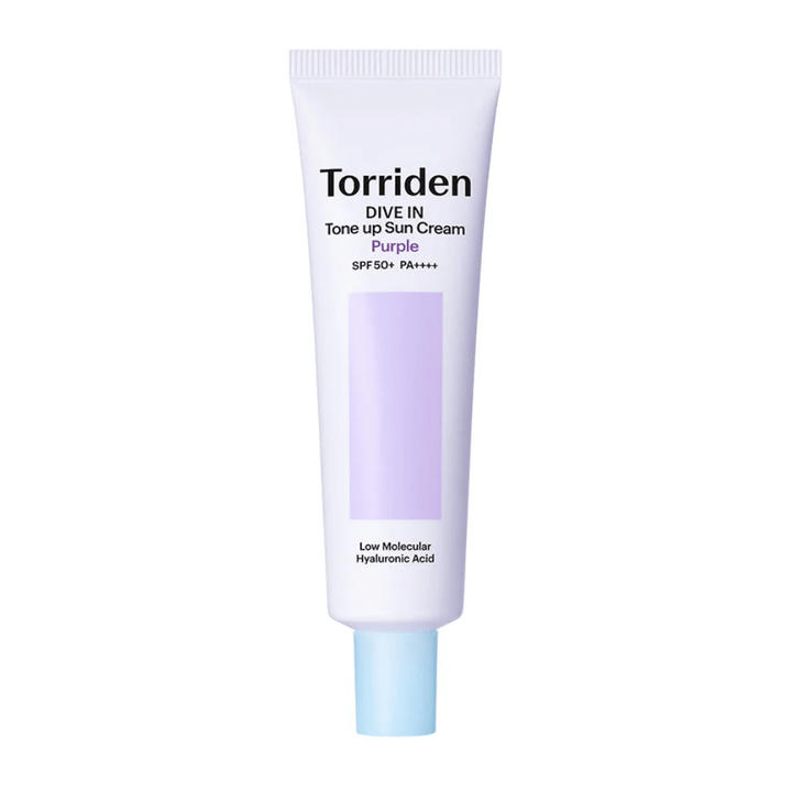 Torriden DIVE IN Tone Up Sun Cream Purple SPF50+ PA++++ i vit och lila tub med låg molekylvikt hyaluronsyra mot neutral bakgrund.