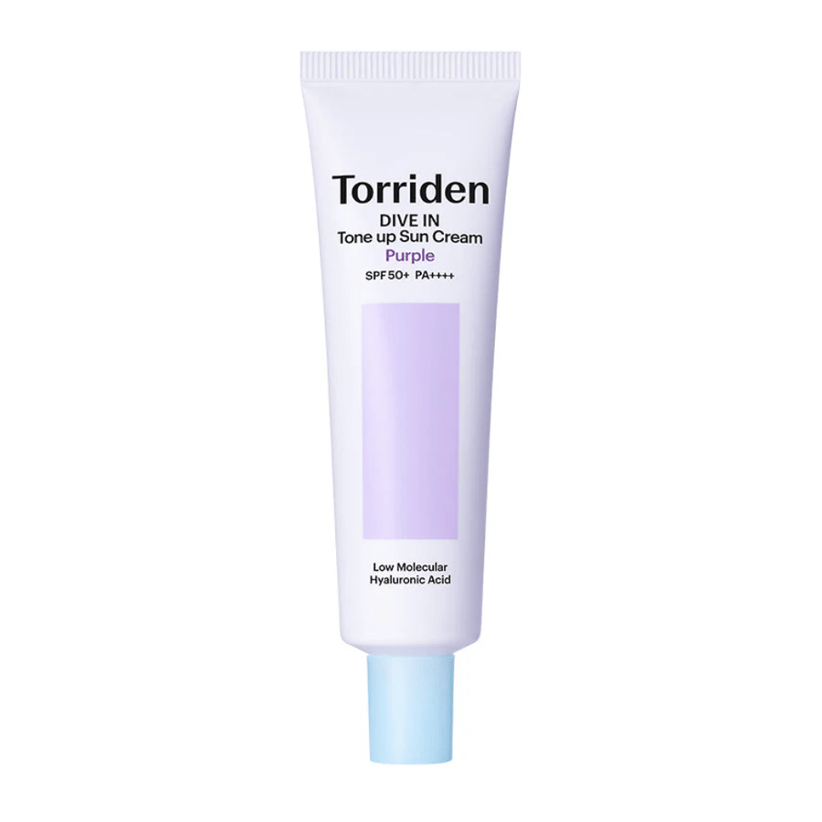 Torriden DIVE IN Tone Up Sun Cream Purple SPF50+ PA++++ i vit och lila tub med låg molekylvikt hyaluronsyra mot neutral bakgrund.