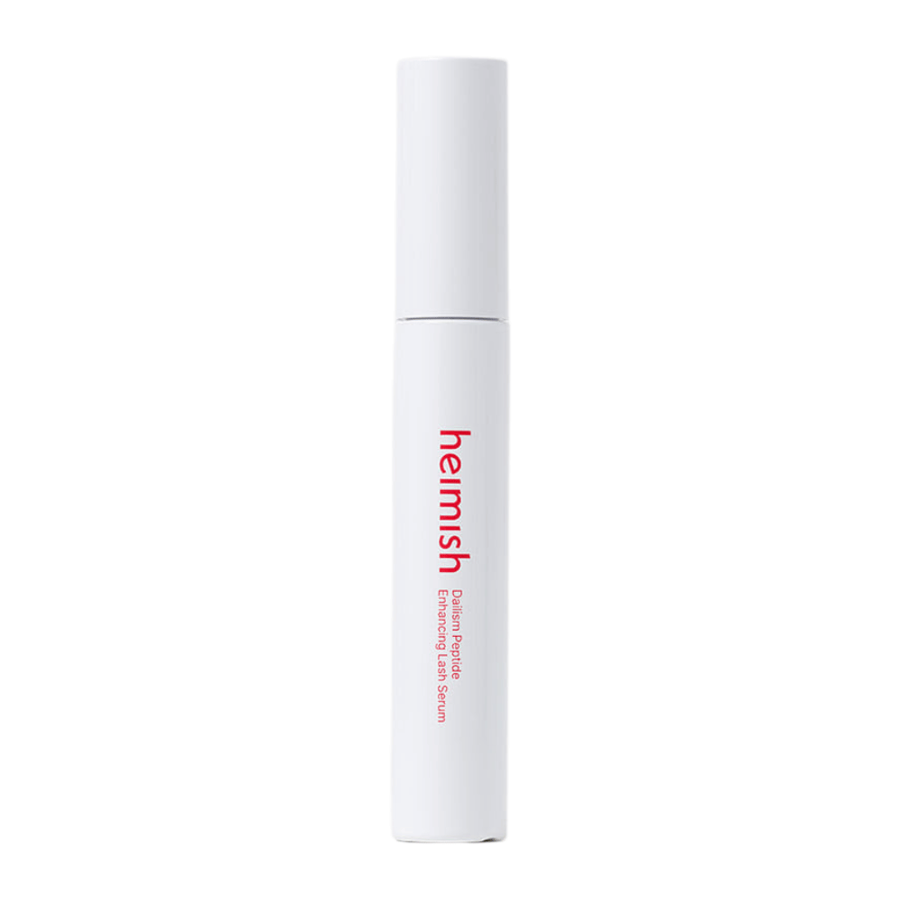 Produktbild av Heimish Dailism Peptide Enhancing Lash Serum mot ljus bakgrund. Det fransvårdande serumet presenteras i en stilren vit förpackning med fokus på daglig vård och stärkande effekt för ögonfransarna.