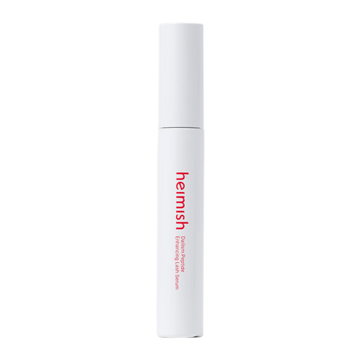 Produktbild av Heimish Dailism Peptide Enhancing Lash Serum mot ljus bakgrund. Det fransvårdande serumet presenteras i en stilren vit förpackning med fokus på daglig vård och stärkande effekt för ögonfransarna.
