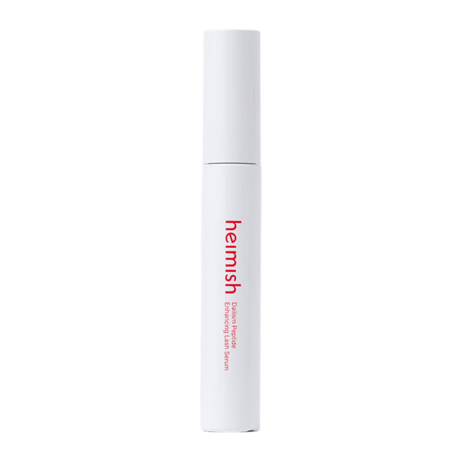 Produktbild av Heimish Dailism Peptide Enhancing Lash Serum mot ljus bakgrund. Det fransvårdande serumet presenteras i en stilren vit förpackning med fokus på daglig vård och stärkande effekt för ögonfransarna.