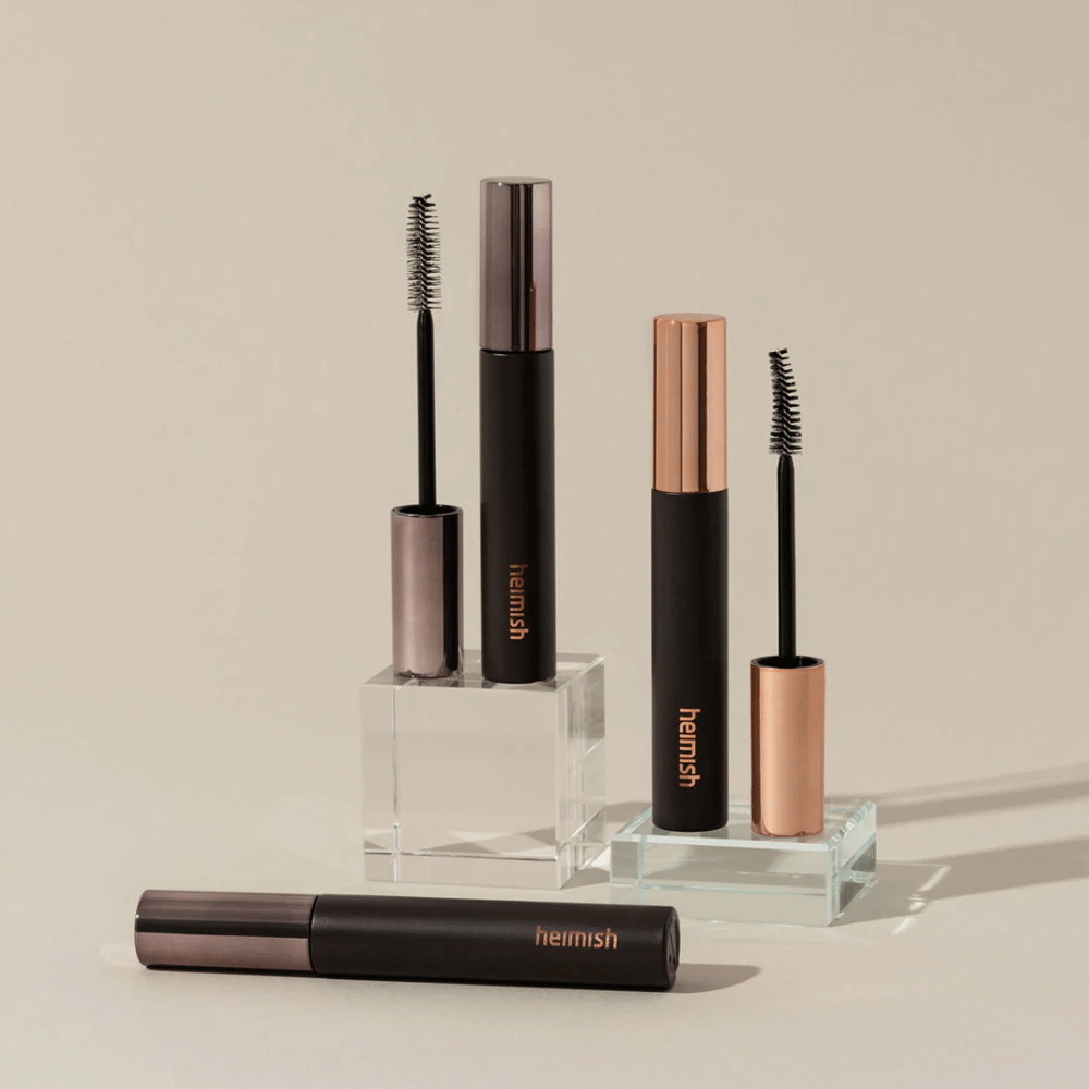 Heimish Dailism Smudge Stop Mascara med synliga borstar som visar skillnaden mellan volym- och curlingborste.