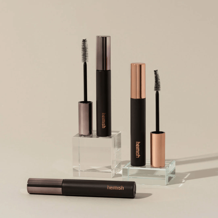Heimish Dailism Smudge Stop Mascara med synliga borstar som visar skillnaden mellan volym- och curlingborste.