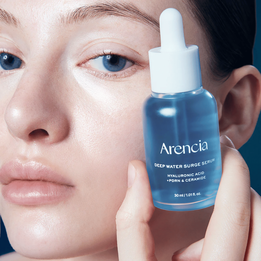 Modell applicerar Arencia Deep Water Surge Serum – fuktgivande koreanskt serum med hyaluronsyra, PDRN och ceramider som lugnar känslig hud och stärker hudbarriären.
