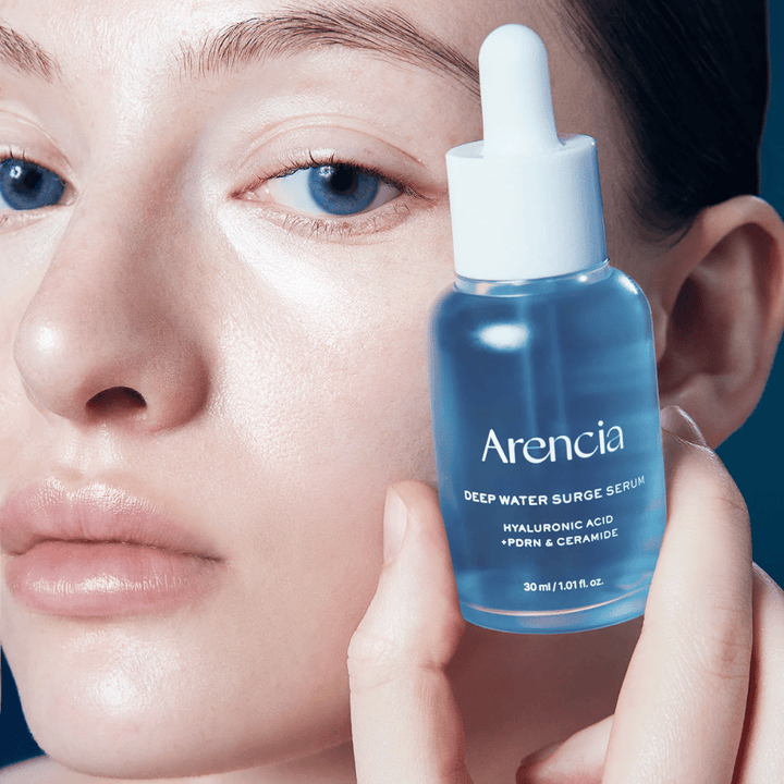 Modell applicerar Arencia Deep Water Surge Serum – fuktgivande koreanskt serum med hyaluronsyra, PDRN och ceramider som lugnar känslig hud och stärker hudbarriären.