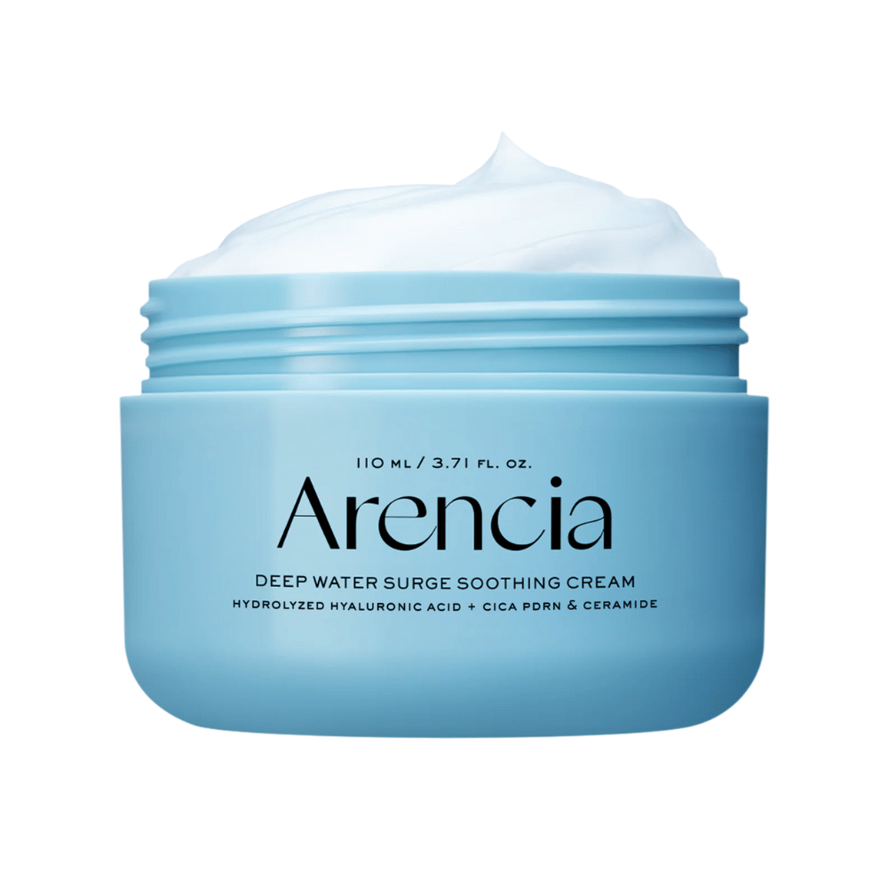 Närbild på Arencia Deep Water Surge Soothing Cream som visar krämens mjuka, svalkande konsistens för djup återfuktning av torr och känslig hud.