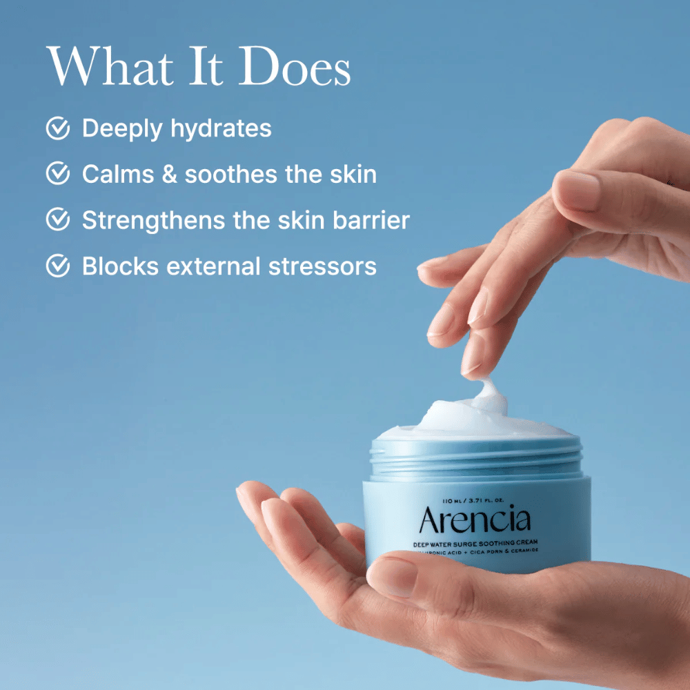 Applicering av Arencia Deep Water Surge Soothing Cream – lätt gelkräm med hyaluronsyra och ceramider som absorberas snabbt utan att kännas kladdig.