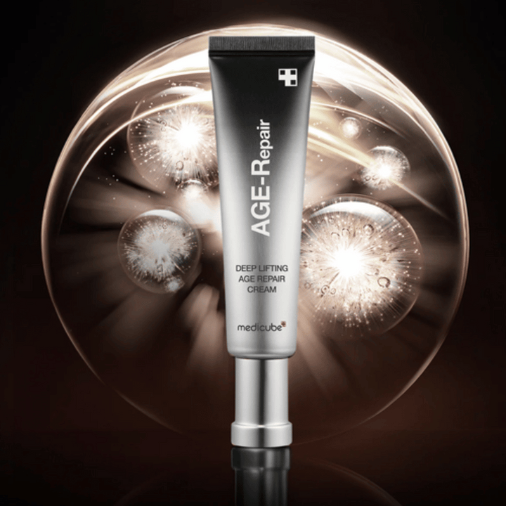 Medicube Deep Lifting Age Repair Cream i silver tub mot bakgrund med ljuseffekter, symboliserar anti-aging och hudförnyelse.