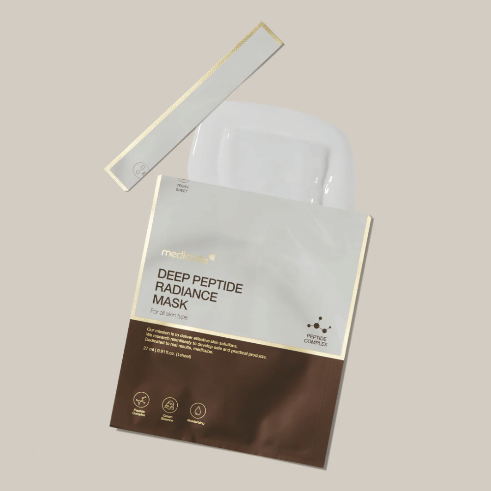 Medicube Deep Peptide Radiance Mask i öppnad förpackning med synlig sheet mask, flytande presentation på neutral bakgrund.