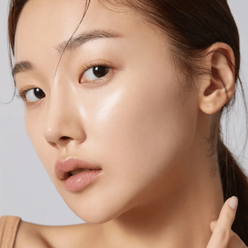 Närbild på modell med klar, återfuktad hud och naturlig lyster efter användning av koreansk sheet mask.
