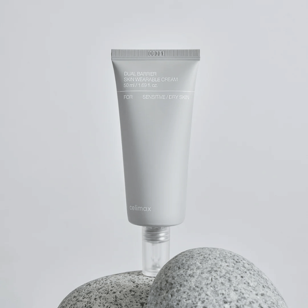 Celimax Dual Barrier Skin Wearable Cream på sten, återfuktande ansiktskräm utvecklad för känslig och torr hud med fokus på hudbarriär och komfort.
