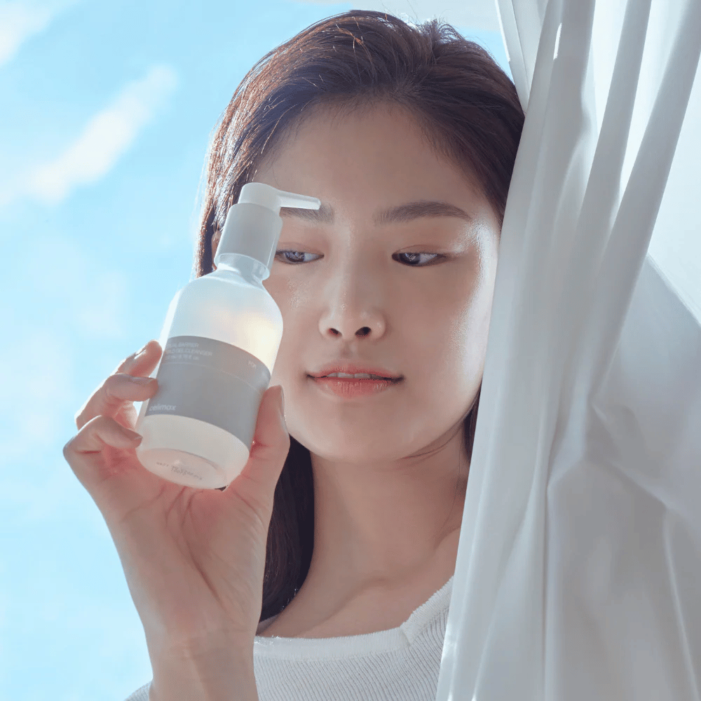 Celimax Dual Barrier Mild Gel Cleanser i användning – mild koreansk ansiktsrengöring som stärker hudbarriären och passar känslig hud.