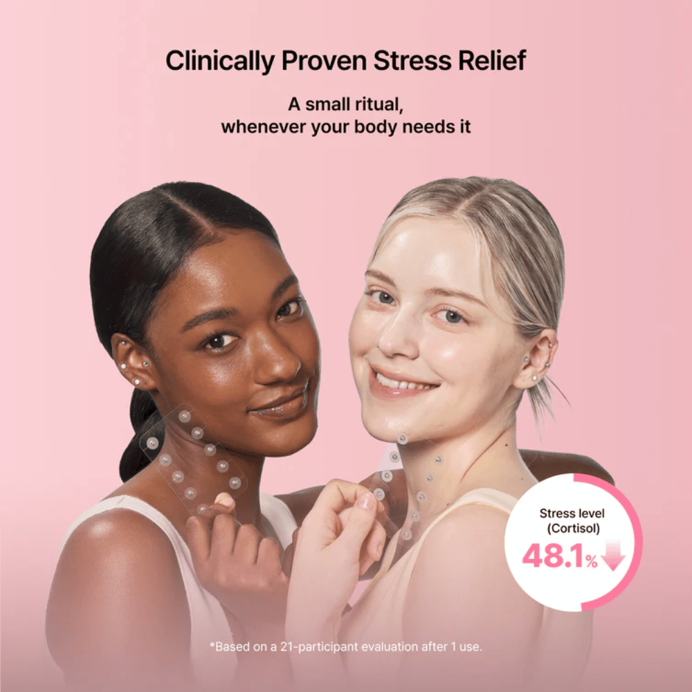 Två modeller visar användning av RETURNITY Ear Therapy Acupressure Patch. Bilden lyfter fram kliniskt utvärderade resultat kopplade till stressreducering och välbefinnande.