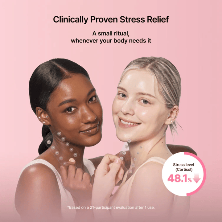 Två modeller visar användning av RETURNITY Ear Therapy Acupressure Patch. Bilden lyfter fram kliniskt utvärderade resultat kopplade till stressreducering och välbefinnande.
