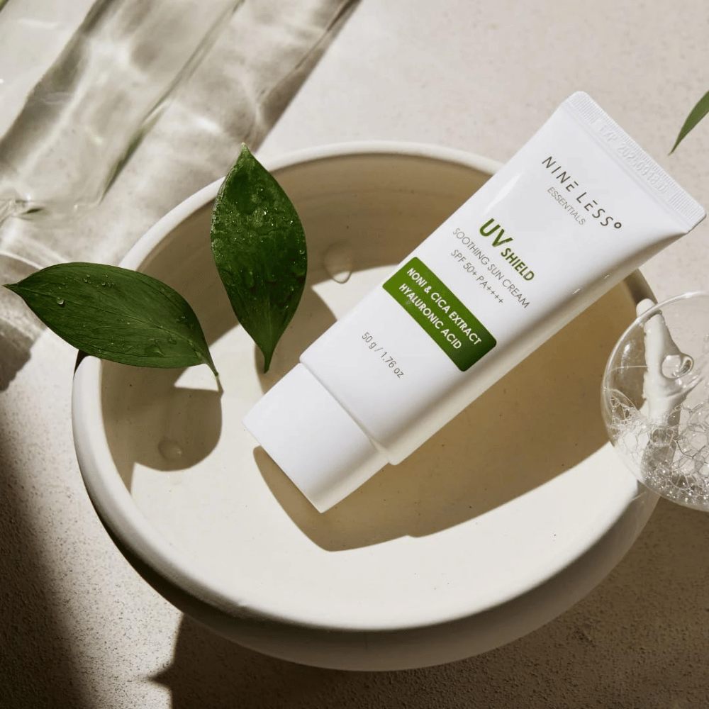 NINE LESS Essentials UV Shield Soothing Sun Cream SPF 50+ PA++++ med lugnande noni- och cicaextrakt samt hyaluronsyra för dagligt solskydd och återfuktning.