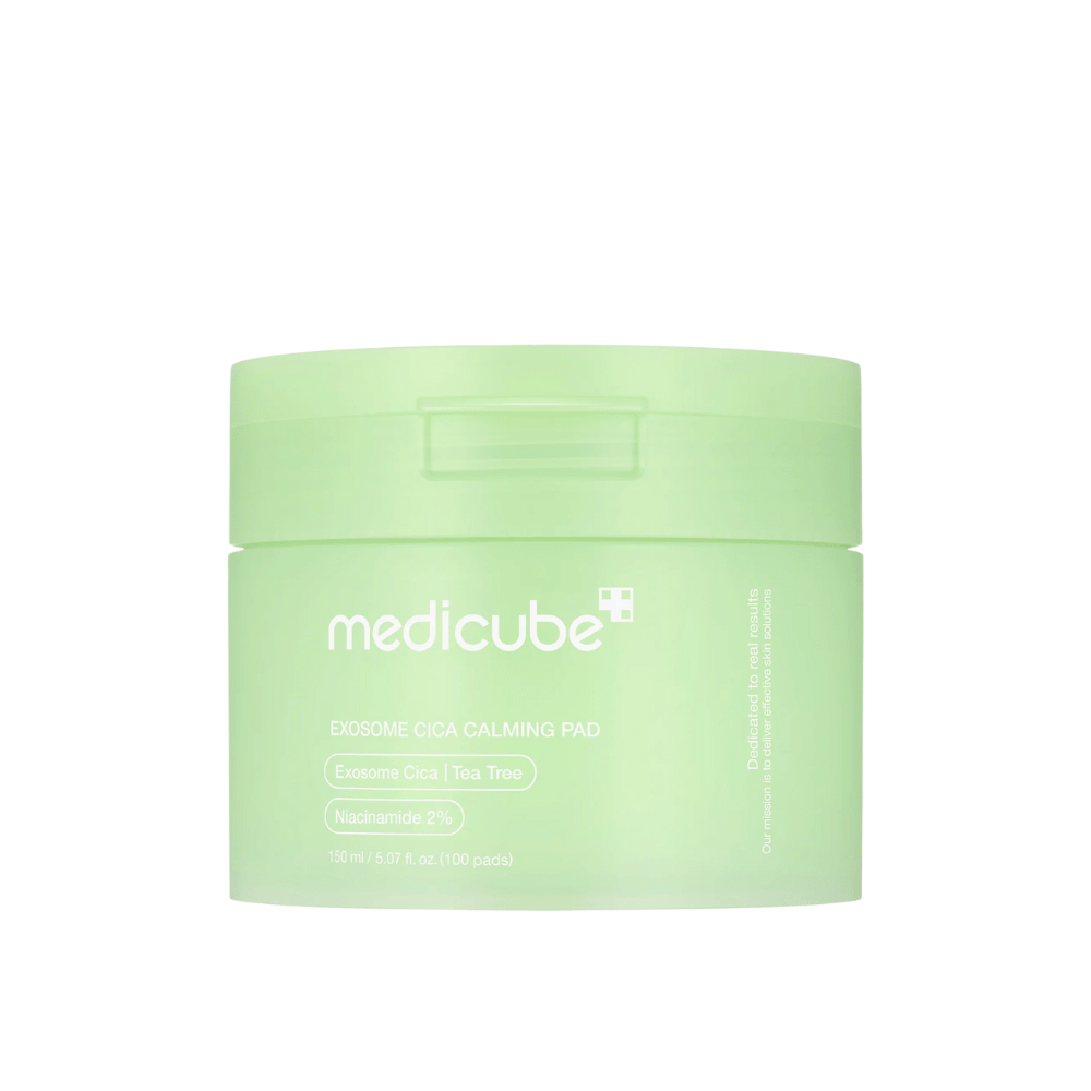 Närbild på Medicube Exosome Cica Calming Pads i ljusgrön burk, 150 ml/100 pads för lugnande och återfuktande hudvård.