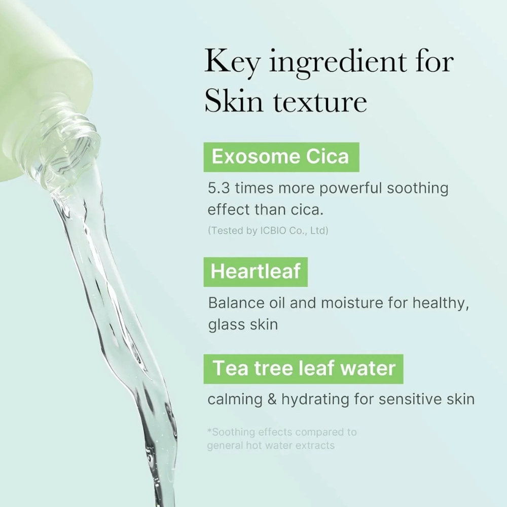 Närbild på flaska som hälls, markerar ingredienser i Medicube Exosome Cica Toner: Exosome Cica, Heartleaf och Tea Tree Leaf Water för hudbalans och lugnande effekt.