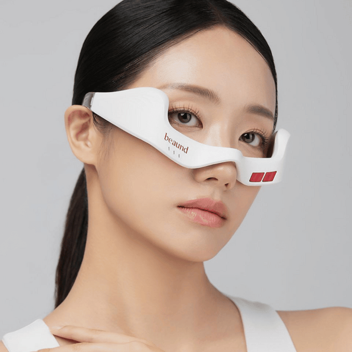 Närbild på modell som bär Beaund Eye Rejuv för att framhäva ergonomisk passform och stilren design runt ögonområdet.