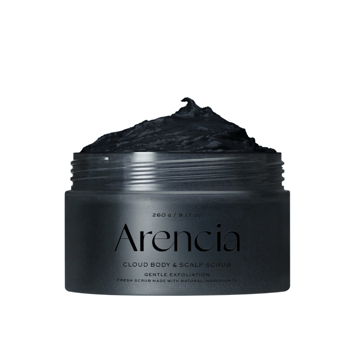 Arencia Cloud Body & Scalp Scrub med svart exfolierande textur i öppen burk, kroppsskrubb och skalpskrubb som varsamt exfolierar och rengör.