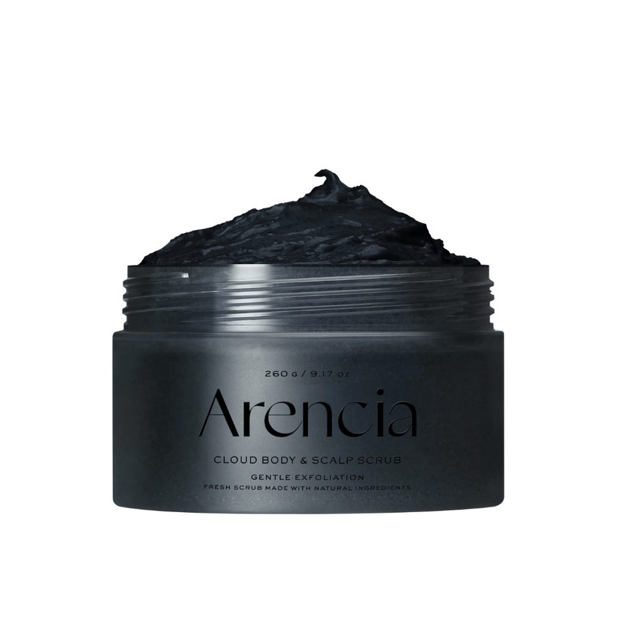 Arencia Cloud Body & Scalp Scrub med svart exfolierande textur i öppen burk, kroppsskrubb och skalpskrubb som varsamt exfolierar och rengör.