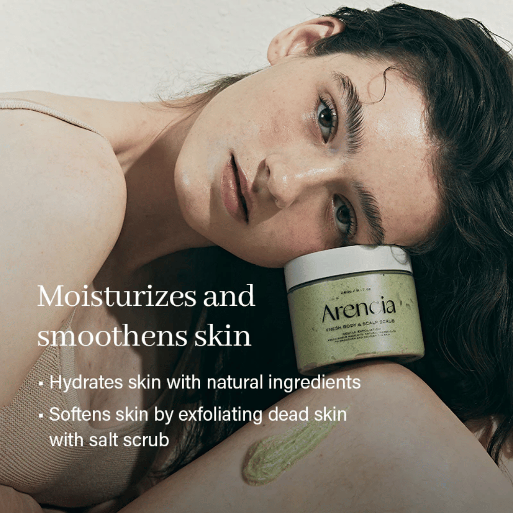 Modell vilar med Arencia Fresh Cloud Body & Scalp Scrub. Återfuktande kroppsskrubb som mjukgör huden och exfolierar skonsamt för ett jämnare resultat.