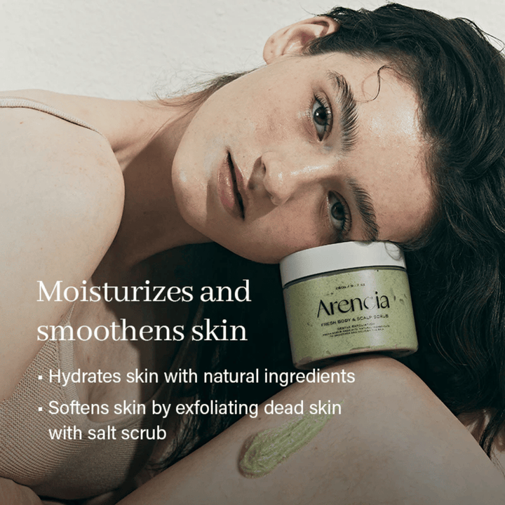 Modell vilar med Arencia Fresh Cloud Body & Scalp Scrub. Återfuktande kroppsskrubb som mjukgör huden och förbättrar hudens struktur vid regelbunden användning.