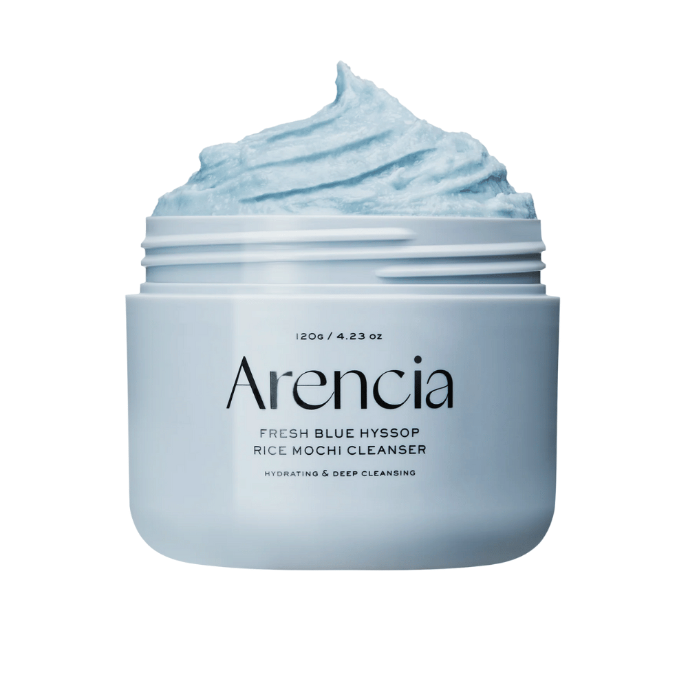 Närbild på en öppen burk Arencia Fresh Blue Hyssop Rice Mochi Cleanser. Den blå rengöringskrämen har en luftig, vispad textur och fyller toppen av burken.