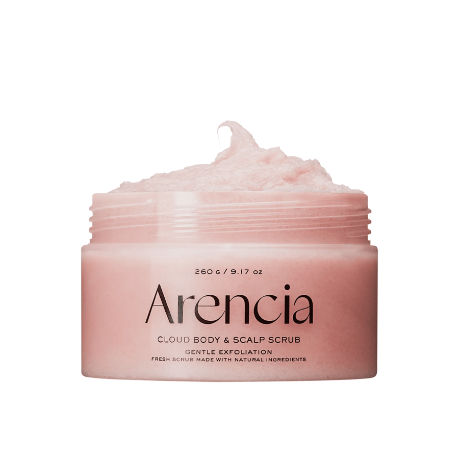 Arencia Fresh Cloud Scrub Lavender & Pear i öppen burk på vit bakgrund. Krämig kroppsskrubb och skalpskrubb som exfolierar skonsamt och lämnar huden mjuk och återfuktad.