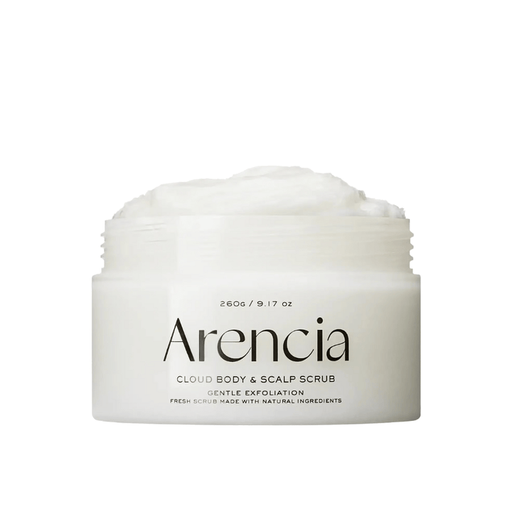 Arencia Fresh Cloud Scrub White Tea & Neroli i öppen burk på vit bakgrund. Krämig kroppsskrubb och skalpskrubb som exfolierar skonsamt och ger mjuk, återfuktad hud.
