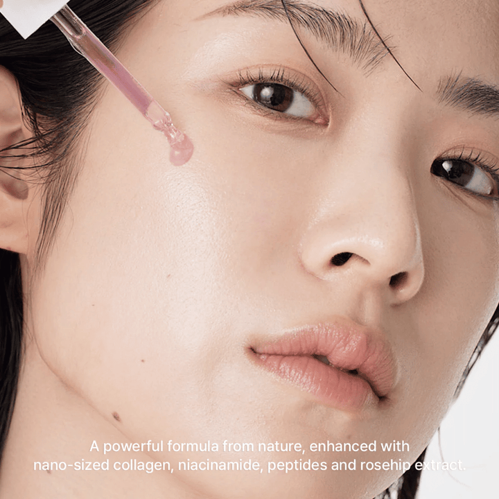 Närbild på ansikte där Arencia Red Smoothie Serum 8 appliceras med pipett. Serumet har en lätt rosa ton och innehåller nano-collagen, niacinamid, peptider och nyponextrakt.