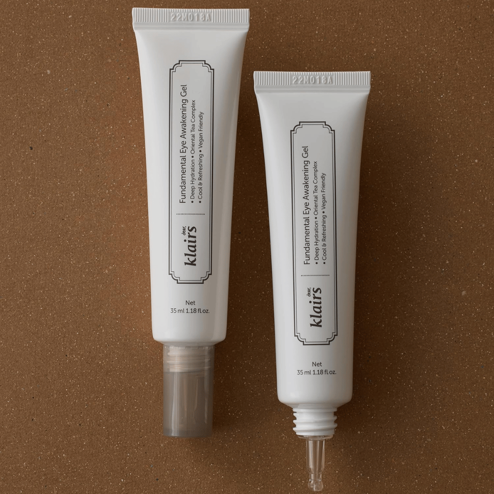 Produktbild som visar Klairs Fundamental Eye Awakening Gel i två utföranden – en stängd tub och en öppen tub som framhäver den smala applikatorspetsen. Förpackningen har en minimalistisk vit design och lyfter fram produktens fokus på återfuktning, svalkande känsla och uppfriskande vård för ögonområdet.
