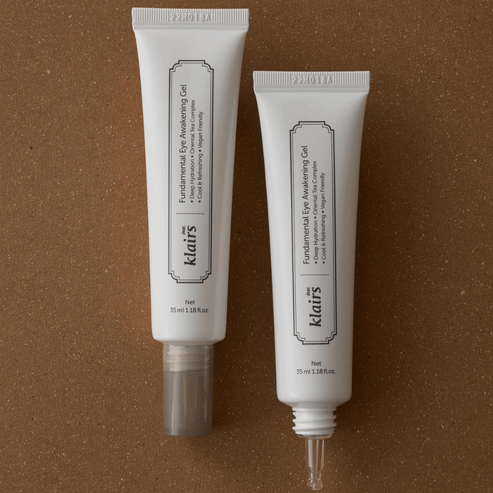 Produktbild som visar Klairs Fundamental Eye Awakening Gel i två utföranden – en stängd tub och en öppen tub som framhäver den smala applikatorspetsen. Förpackningen har en minimalistisk vit design och lyfter fram produktens fokus på återfuktning, svalkande känsla och uppfriskande vård för ögonområdet.