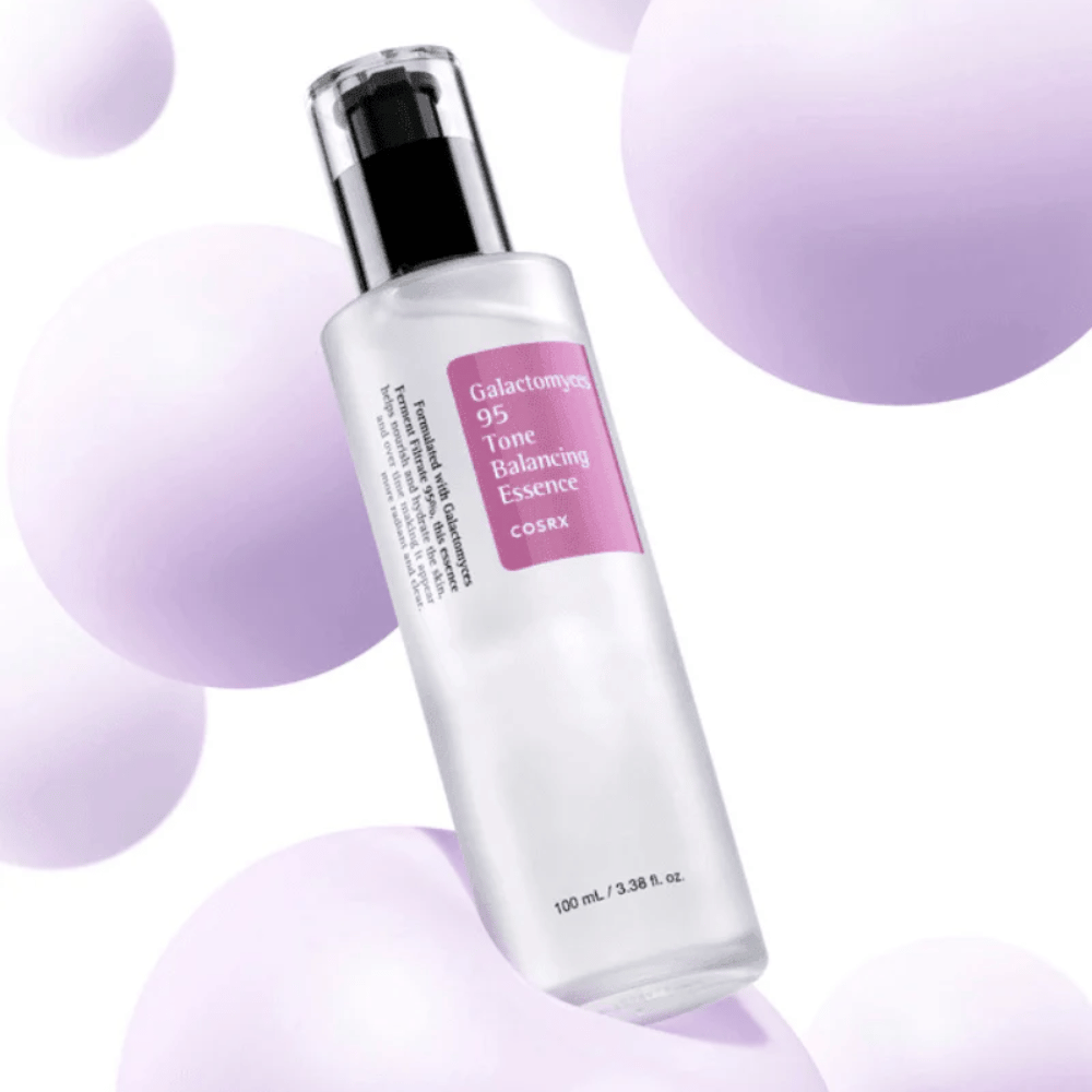 COSRX Galactomyces 95 Tone Balancing Essence i genomskinlig flaska med lila etikett. Essensen ger lyster, balanserar hudtonen och förbättrar hudens struktur.