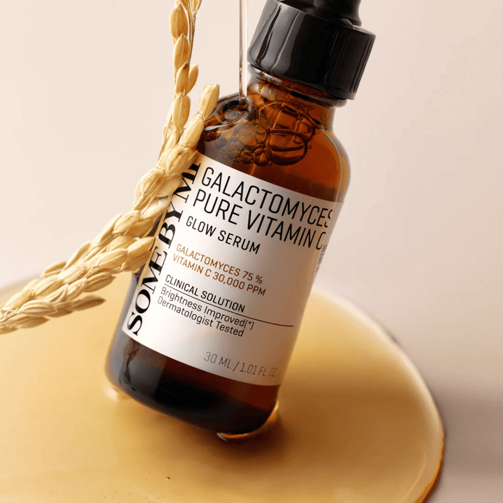 Some By Mi Galactomyces Pure Vitamin C Glow Serum är en kraftfull lösning för att förbättra hudens lyster och jämnhet. Med 75 % galactomyces-extrakt och 30 000 ppm vitamin C ger detta serum intensiv ljusning och återfuktning.