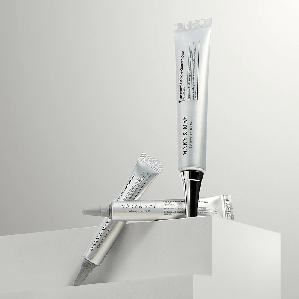 Mary&May Tranexamic Acid + Glutathione Eye Cream uppställd i studio, koreansk ögonkräm som kombinerar tranexamsyra och glutathione för klarare blick.