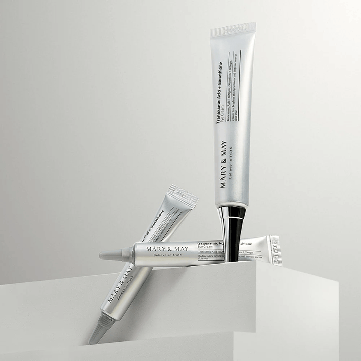 Mary&May Tranexamic Acid + Glutathione Eye Cream uppställd i studio, koreansk ögonkräm som kombinerar tranexamsyra och glutathione för klarare blick.