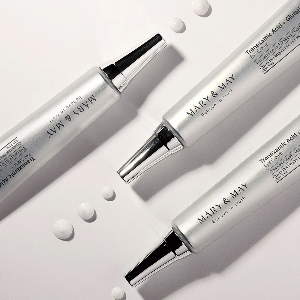 Stylad produktbild av Mary&May Tranexamic Acid + Glutathione Eye Cream som visar krämens konsistens och fokus på uppljusande ögonvård.