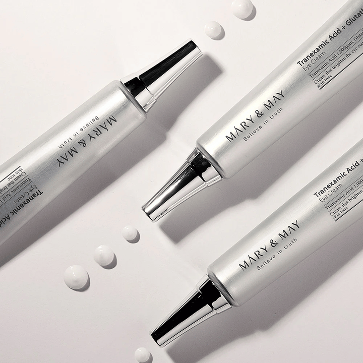 Stylad produktbild av Mary&May Tranexamic Acid + Glutathione Eye Cream som visar krämens konsistens och fokus på uppljusande ögonvård.