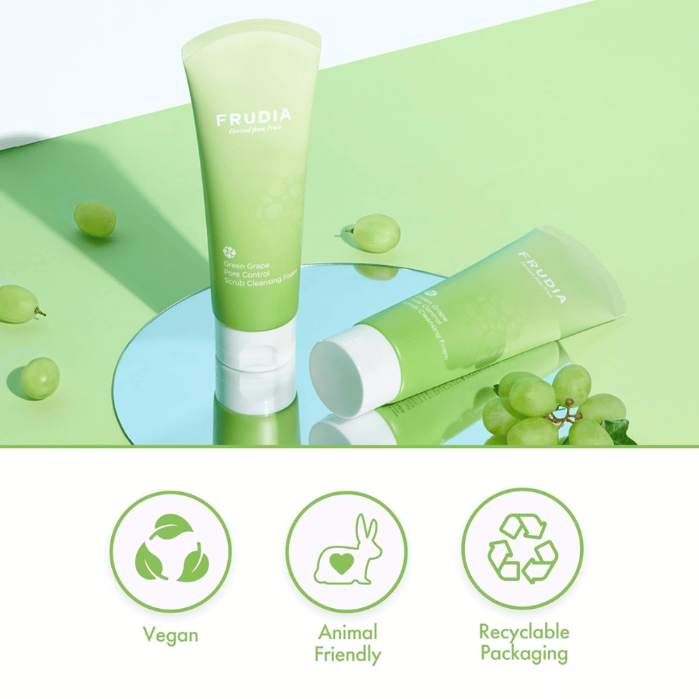 FRUDIA Green Grape Pore Control Scrub Cleansing Foam – vegansk och cruelty-free ansiktsrengöring med återvinningsbar förpackning, framtagen för effektiv porvård.