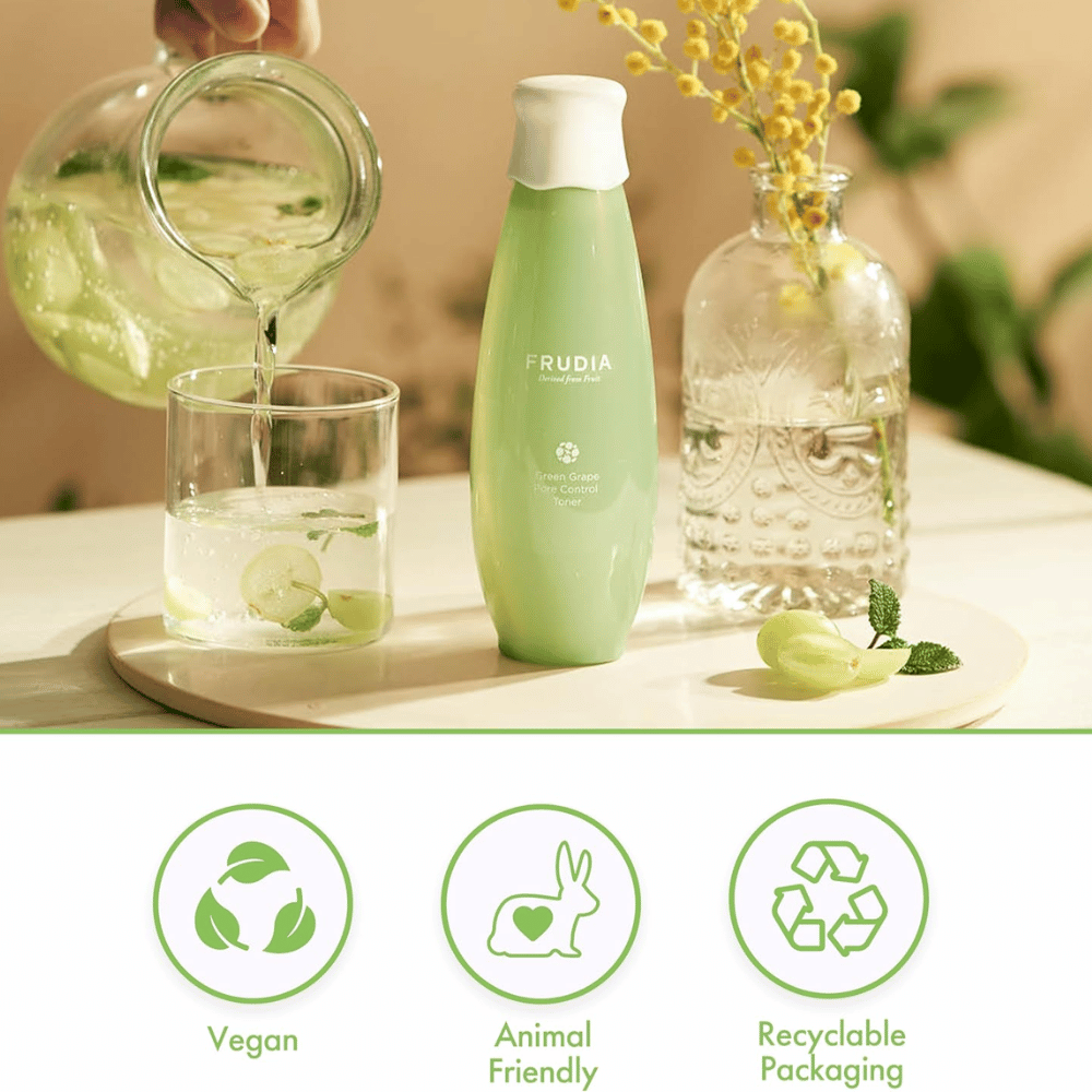 Frudia Green Grape Pore Control Toner i en naturlig miljö med gröna druvor och vatten som symboliserar fräsch porvård, återfuktning och balanserad hud med vegansk koreansk hudvård.