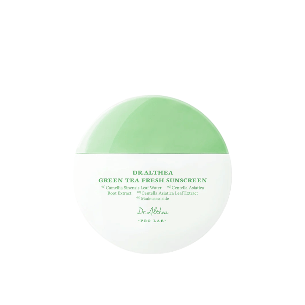 Rund solkräm från Dr. Althea med grön-vit förpackning och text som lyfter fram ingredienser som grönt te och centella asiatica – en mild kemisk solkräm med lugnande egenskaper.
