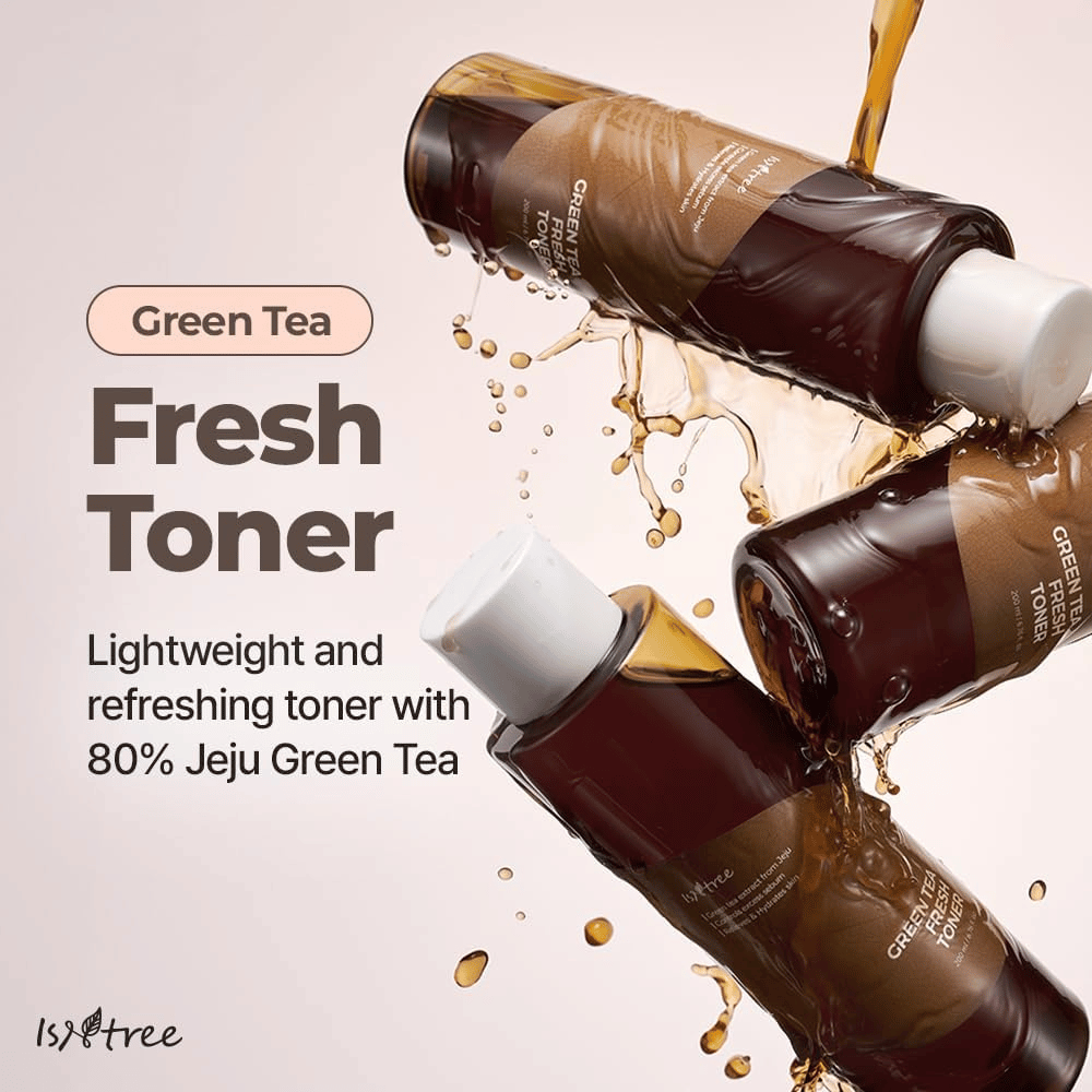 Flera flaskor av Isntree Green Tea Fresh Toner omges av stänk av toner. Bilden framhäver den lätta och uppfriskande formulan med 80 % grönt te från Jeju för återfuktning och balanserad hud.