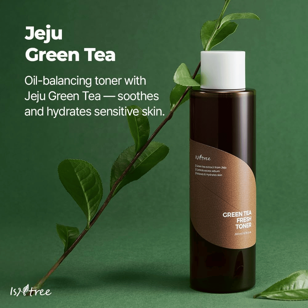 Isntree Green Tea Fresh Toner presenterad tillsammans med gröna teblad från Jeju. Bilden betonar tonerns innehåll av grönt te som hjälper till att återfukta, lugna och balansera huden.