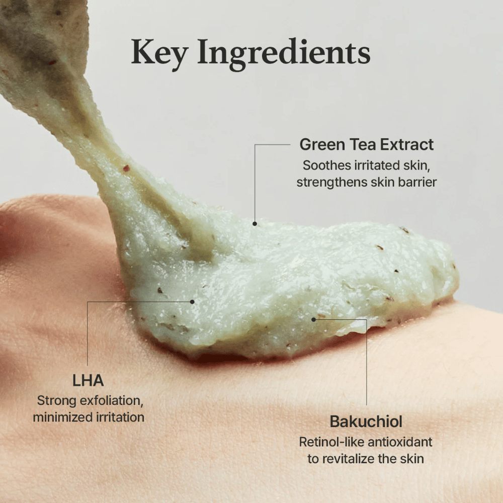 Närbild på cleanserns textur tillsammans med ingrediensförklaring för grönt te-extrakt, LHA och bakuchiol som hjälper till att exfoliera skonsamt och stärka hudbarriären.