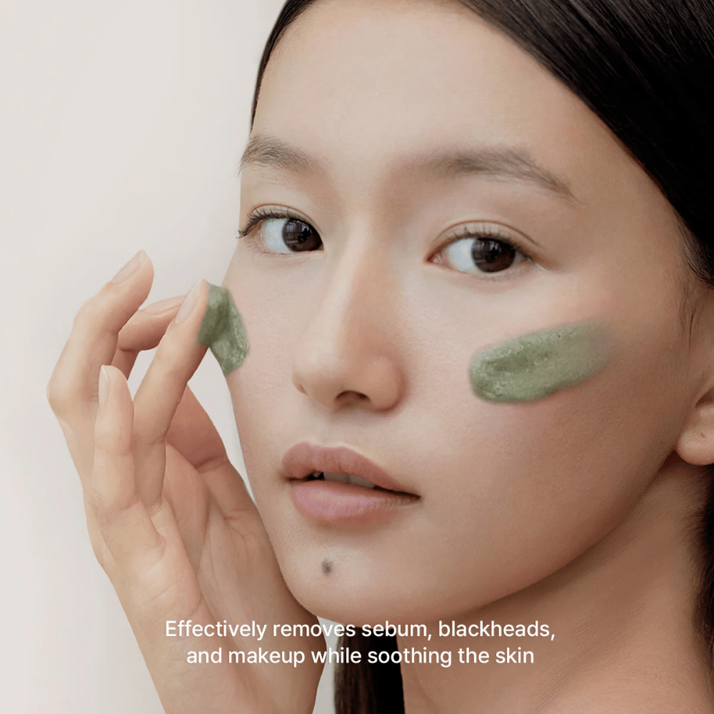 Modell applicerar den gröna cleansern på kinderna med fokus på att avlägsna talg, pormaskar och makeup samtidigt som huden lugnas och känns balanserad.